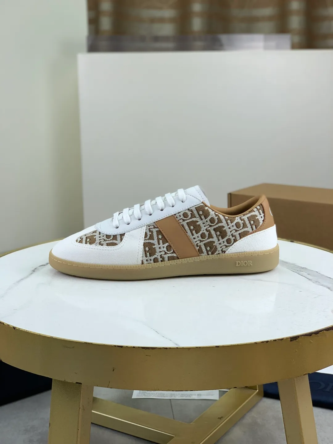 Men's men's shoes 💰P542 New Dior B01 top version of moral training shoes! ! ! White first-layer cowhide, fully oiled upper, original TPU molded outsole. New to the Fall 2025 collection, this sneaker marks the return of Dior’s classic style, reinterpreted in a stylish and elegant silhouette. Crafted from white smooth first-grain cowhide with a tonal silk sheepskin lining, it features the Dior logo on the tongue and inner sides, and a CD icon on the heel. Paired with Tpu anti-slip soles of the same color, it can be matched with various styles to create a sophisticated look.  Code number: 39-45 Complete package with airplane box